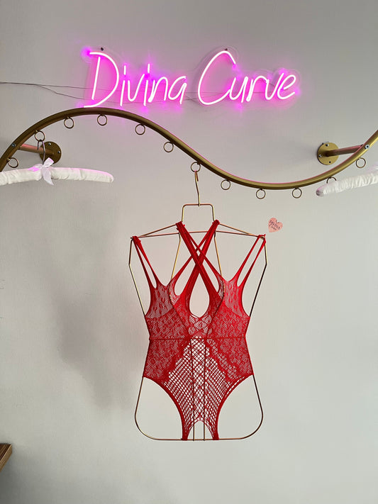 Crimson Kiss – Çapraz Askılı Dantel & File Bodysuit