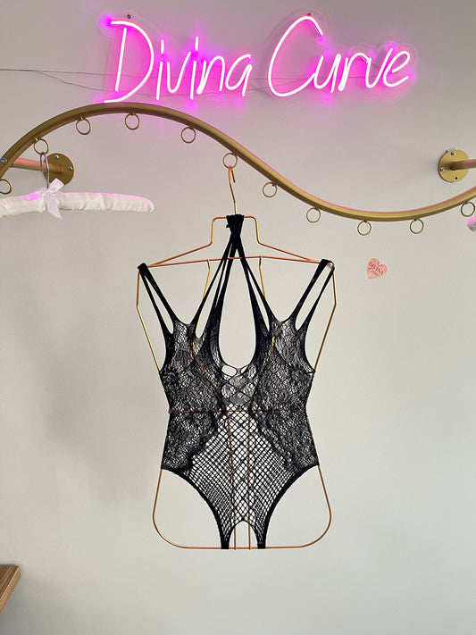 Midnight Spell – Çapraz Askılı Dantel & File Bodysuit