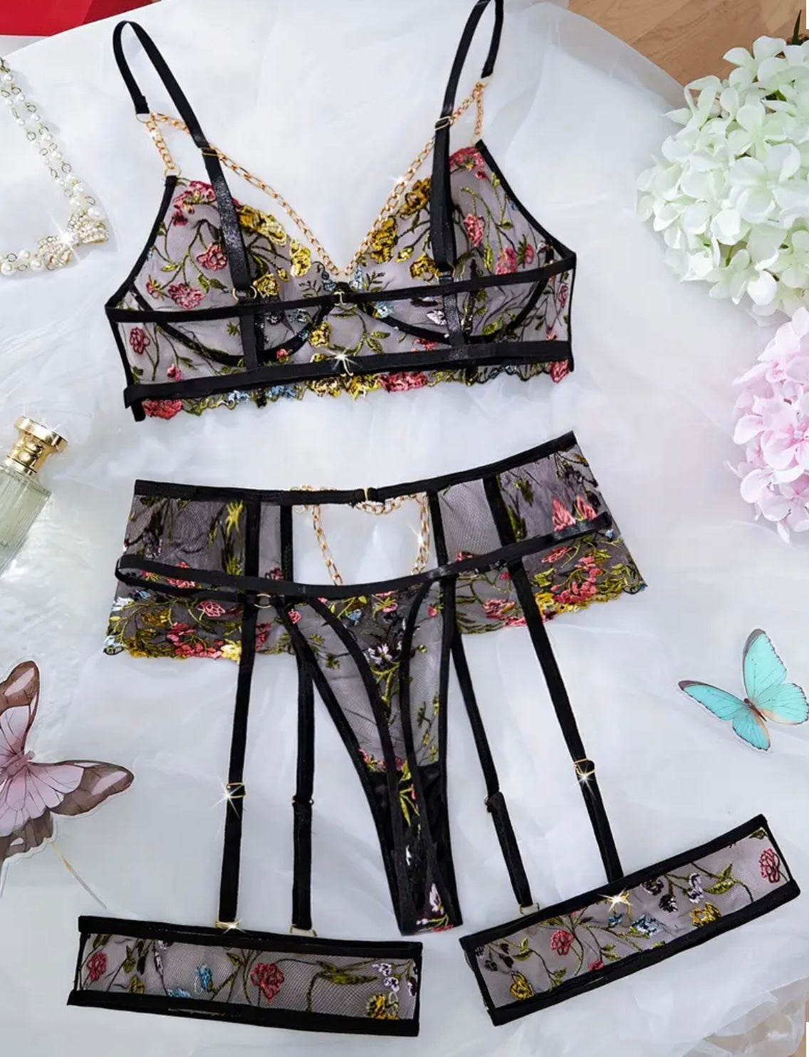 Wild Bloom | Çiçek İşlemeli Dantel 4 Parça Lingerie Seti – Altın Zincir Detaylı