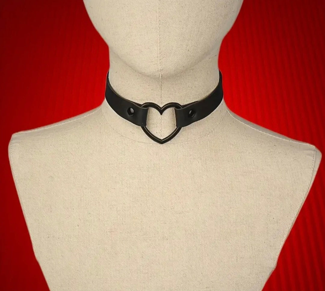 Siyah Deri Görünümlü Kalpli Choker Kolye
