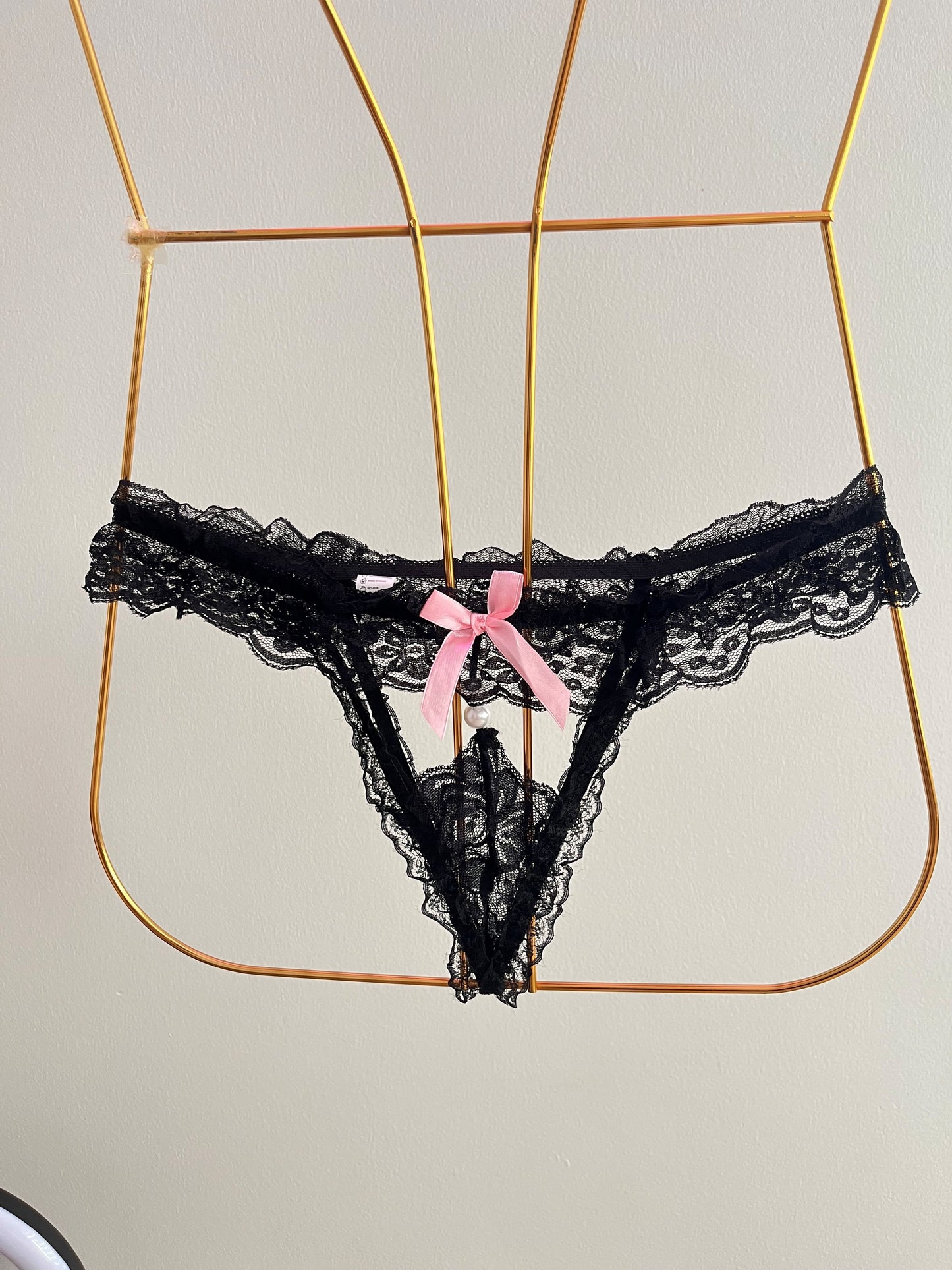 Pink Charm – Fiyonklu Siyah Dantel String
